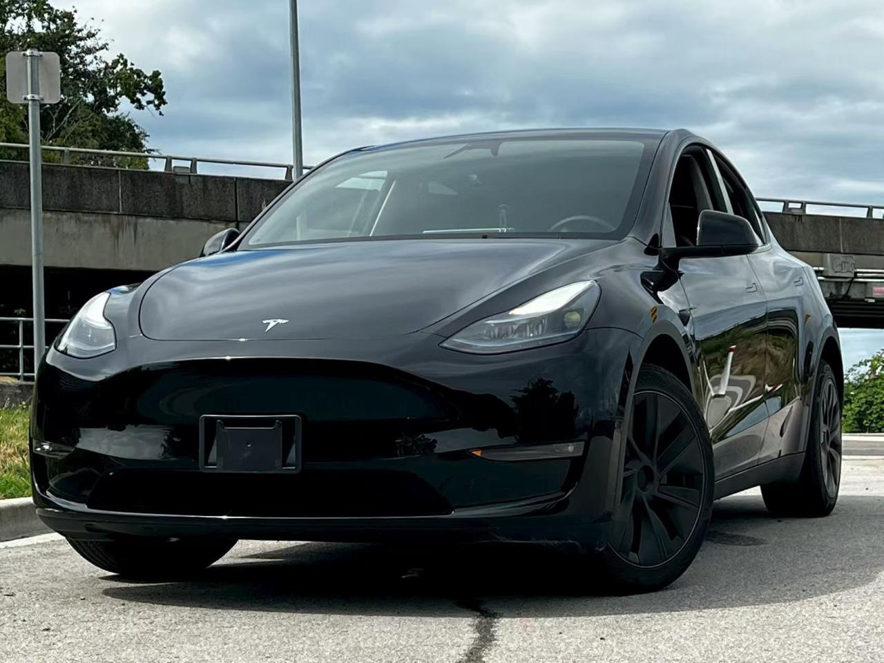 Used 2024 Tesla Model Y Long Range AWD/ CLEAN TITLE/ BC LOCAL/ ONE OWNER for sale in Richmond, BC