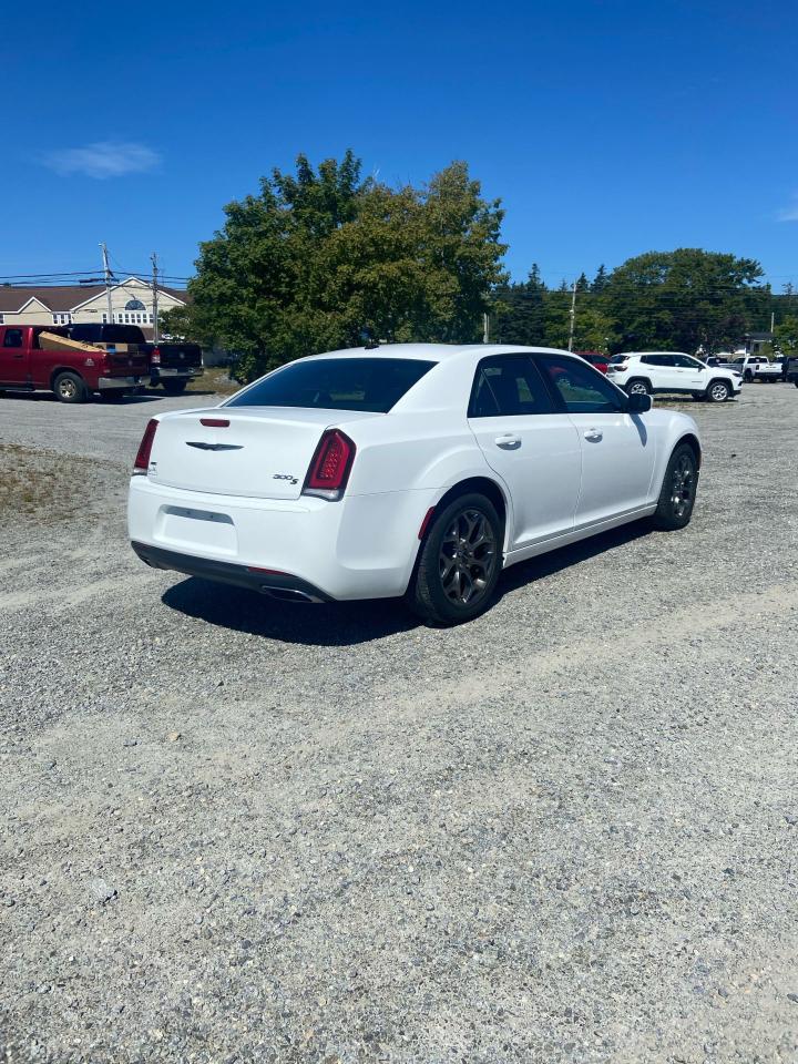 2016 Chrysler 300 300S Photo4