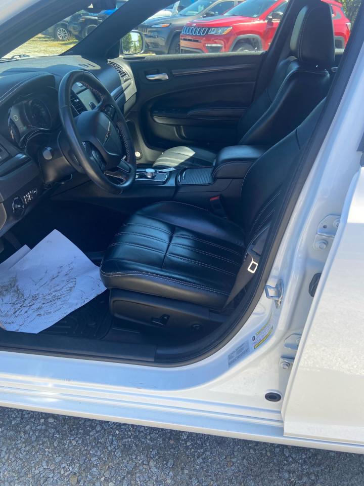 2016 Chrysler 300 300S Photo9