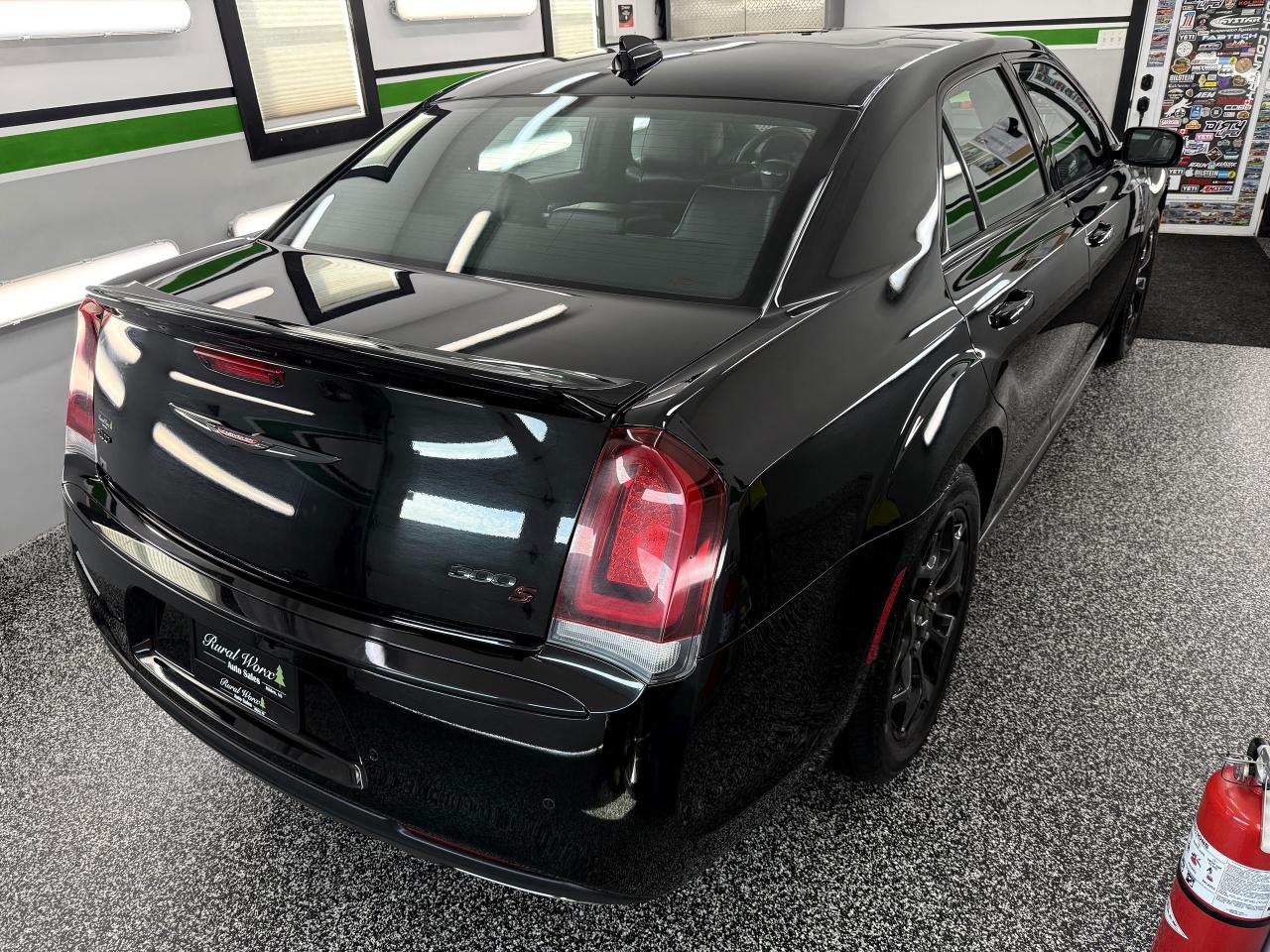 2023 Chrysler 300 *PENDING SALE* - Photo #6