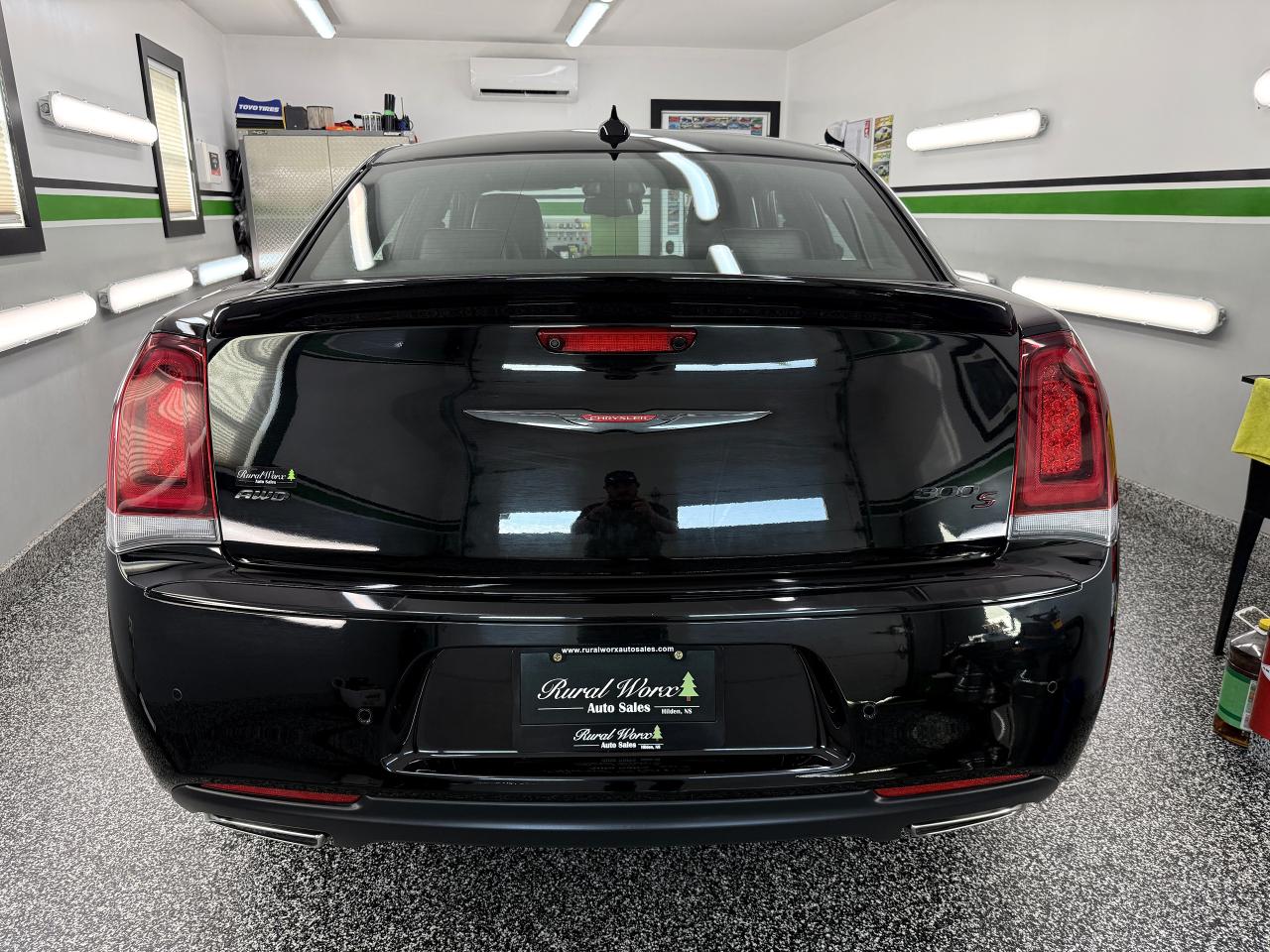 2023 Chrysler 300 *PENDING SALE* - Photo #5