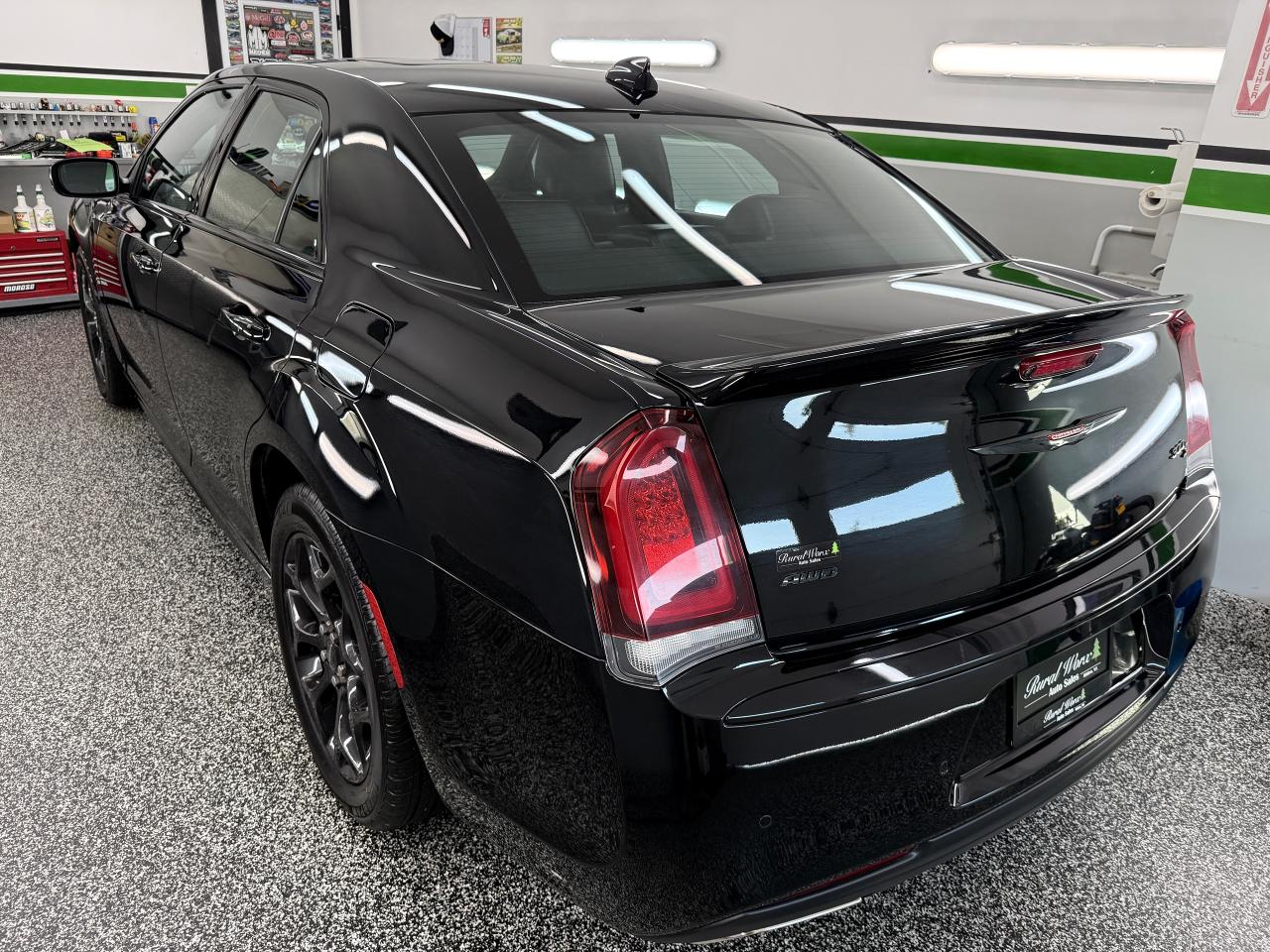 2023 Chrysler 300 *PENDING SALE* - Photo #4