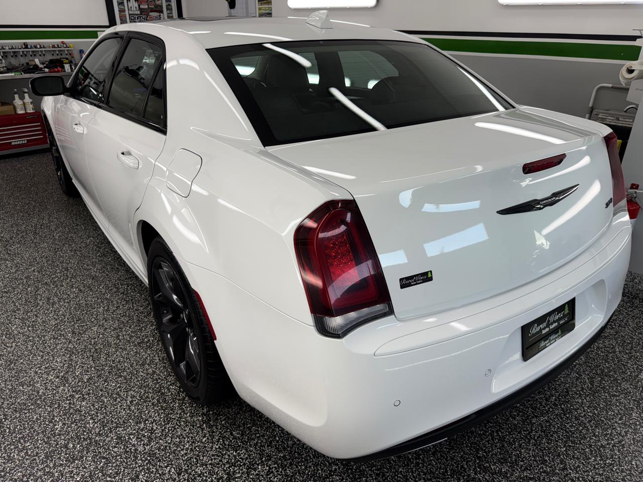 2023 Chrysler 300 *PENDING SALE* - Photo #4
