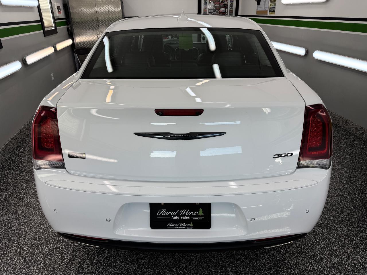 2023 Chrysler 300 *PENDING SALE* - Photo #5