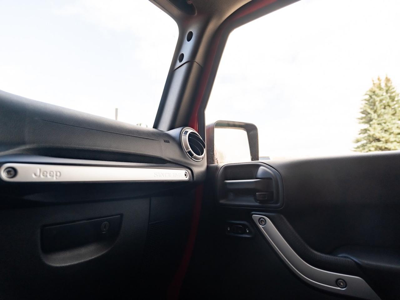 2016 Jeep Wrangler Unlimited Sahara 4WD Photo13
