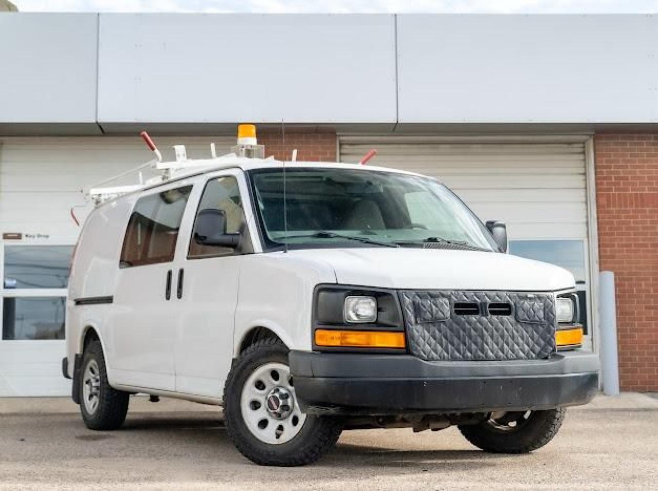 2014 GMC Savana Cargo Van  - Photo #2