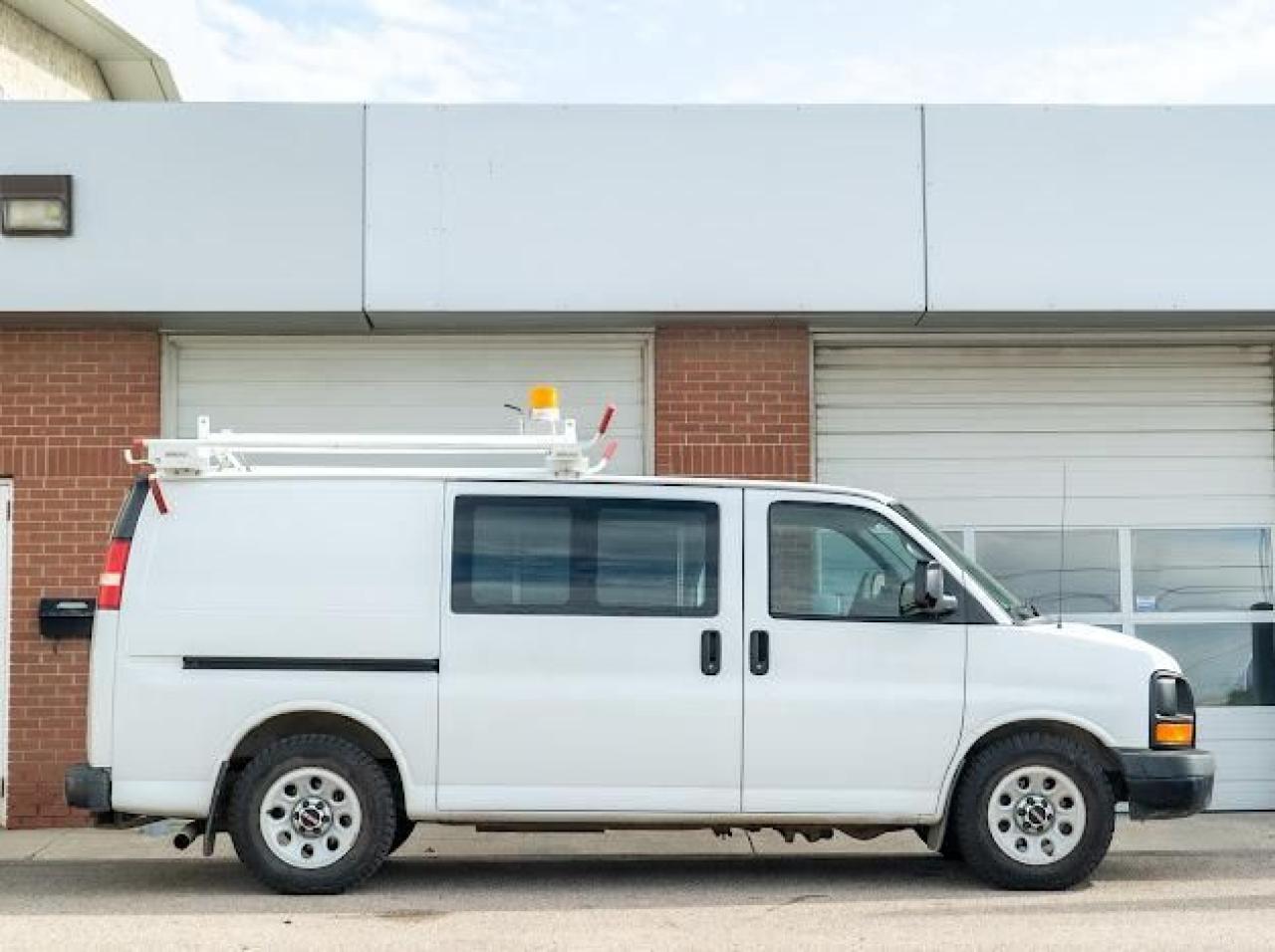 2014 GMC Savana Cargo Van  - Photo #4
