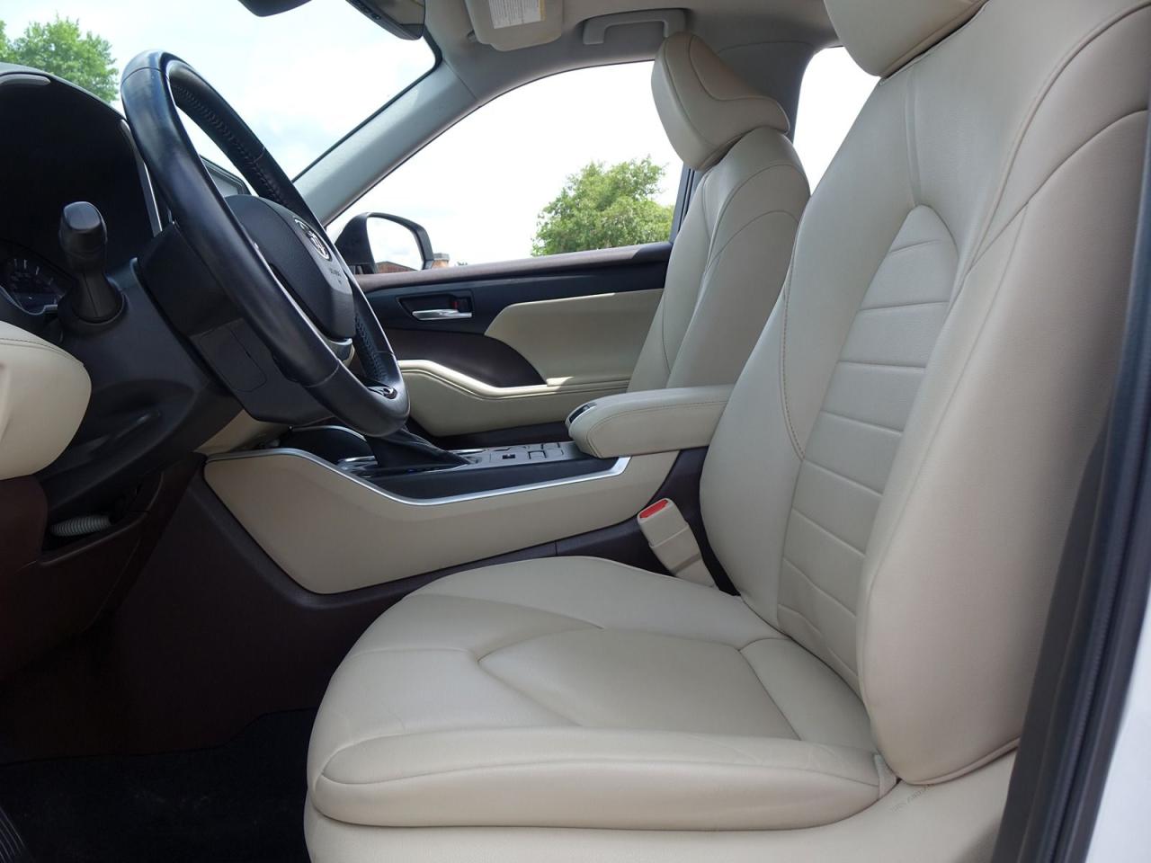 2020 Toyota Highlander XLE MODEL, AWD, 8 PASSENGER, LEATHER SEATS, SUNROO Photo8