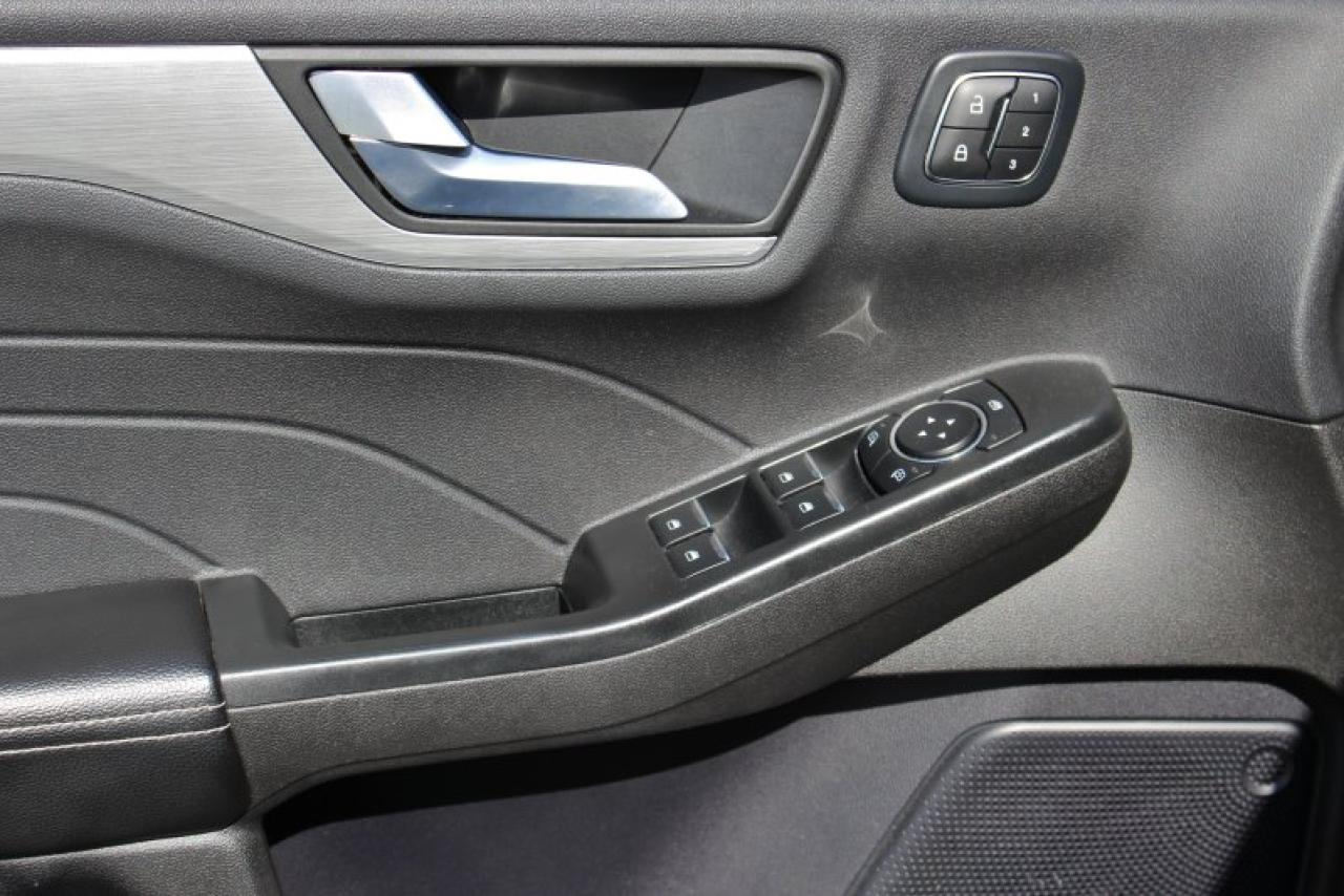 2024 Ford Escape Platinum*AWD*Heated Leather*CarPlay*Rear Cam Photo2