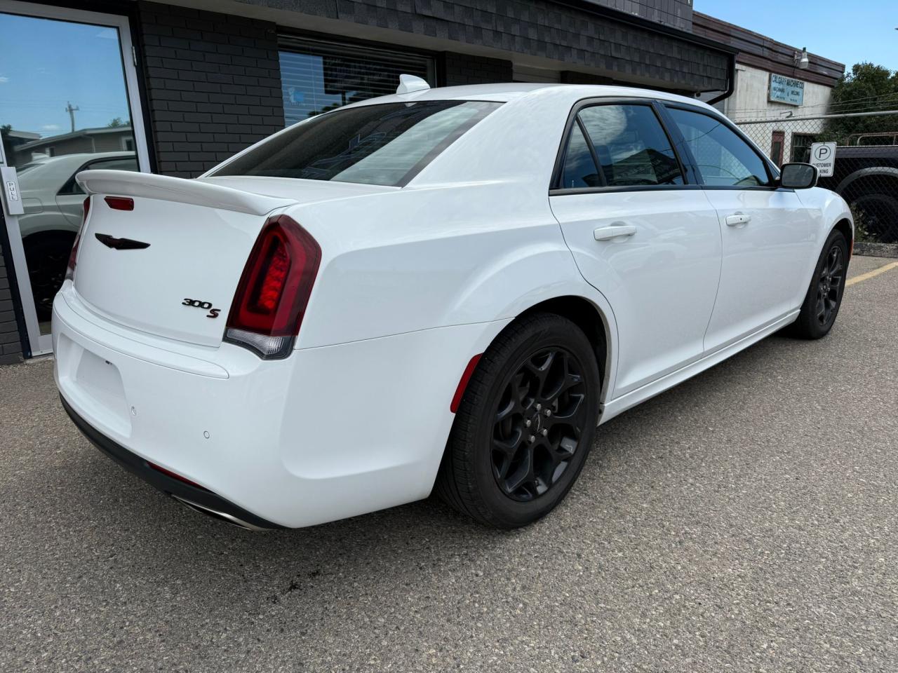 2023 Chrysler 300 300S AWD | Bold, Luxurious & Fully Equipped - Photo #3