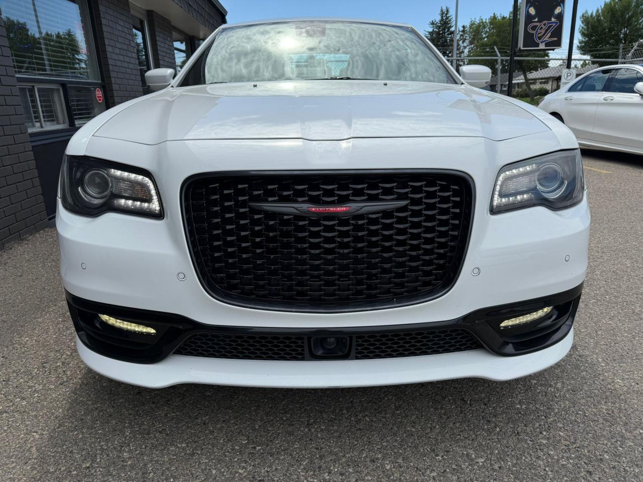2023 Chrysler 300 300S AWD | Bold, Luxurious & Fully Equipped - Photo #5