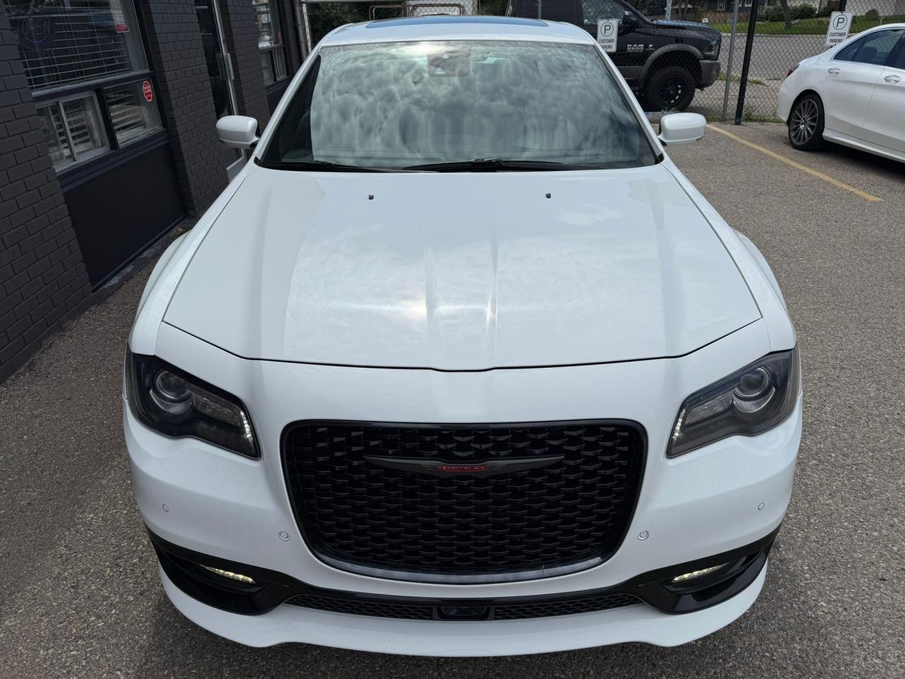 2023 Chrysler 300 300S AWD | Bold, Luxurious & Fully Equipped - Photo #6