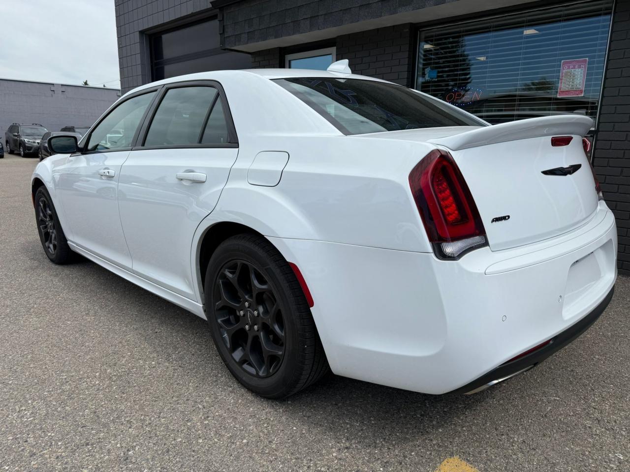 2023 Chrysler 300 300S AWD | Bold, Luxurious & Fully Equipped - Photo #9