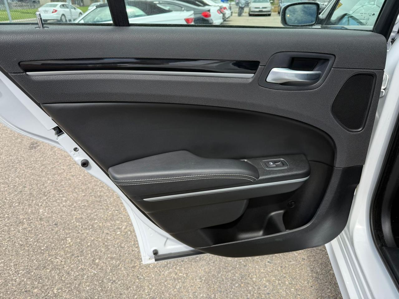 2023 Chrysler 300 300S AWD | Bold, Luxurious & Fully Equipped - Photo #12