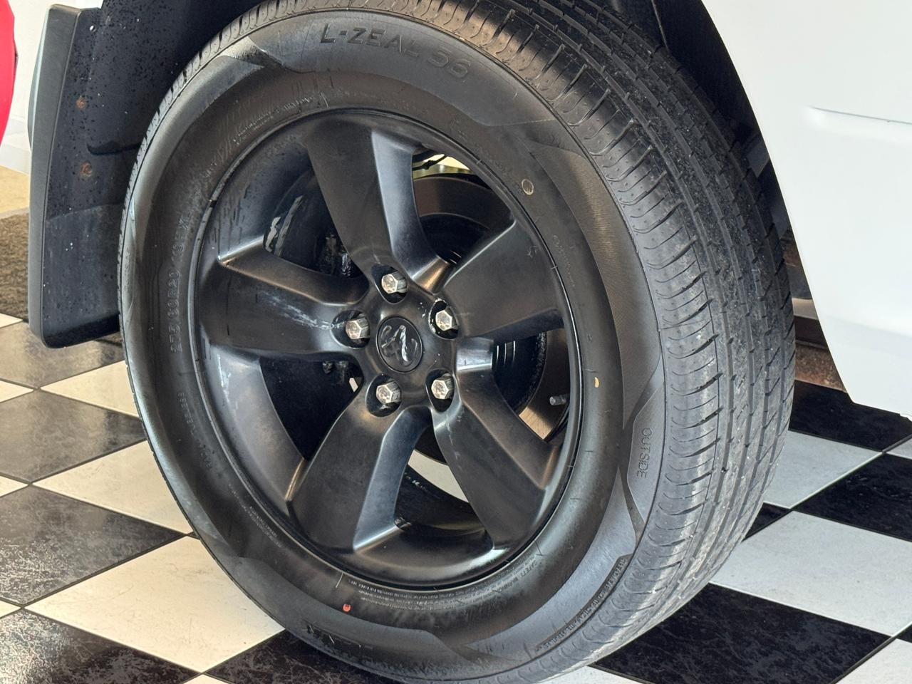 2019 RAM 1500 Classic Express 4x4 Crew+New Tires+Brakes+CLEAN CARFAX - Photo #47
