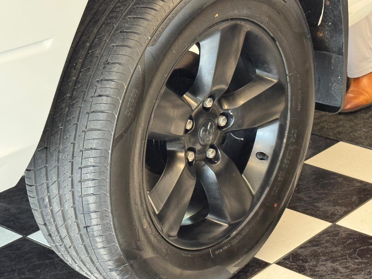 2019 RAM 1500 Classic Express 4x4 Crew+New Tires+Brakes+CLEAN CARFAX Photo46