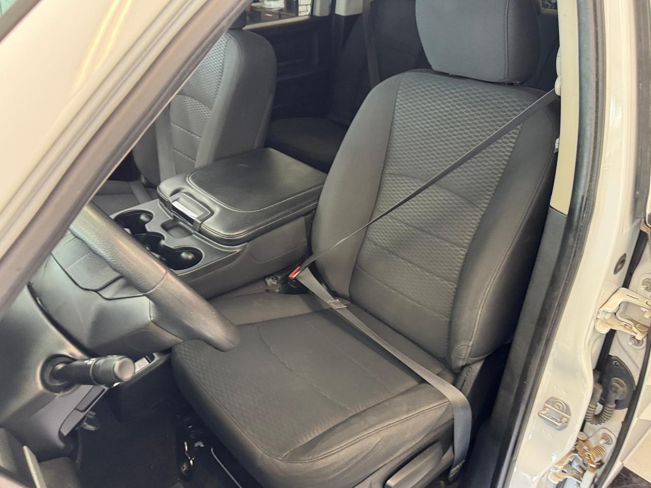 2019 RAM 1500 Classic Express 4x4 Crew+New Tires+Brakes+CLEAN CARFAX Photo17