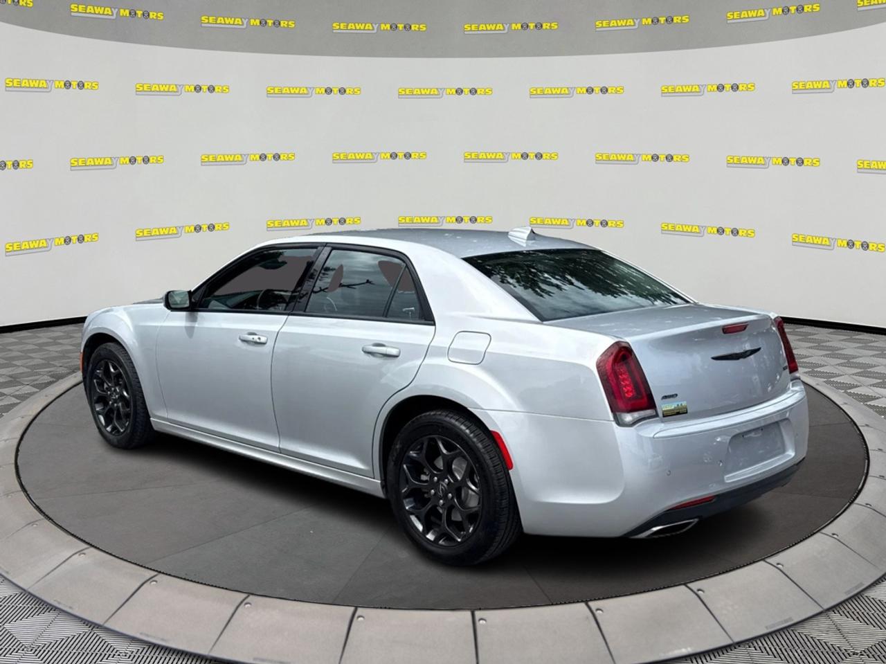 2022 Chrysler 300 300 TOURING L Photo4
