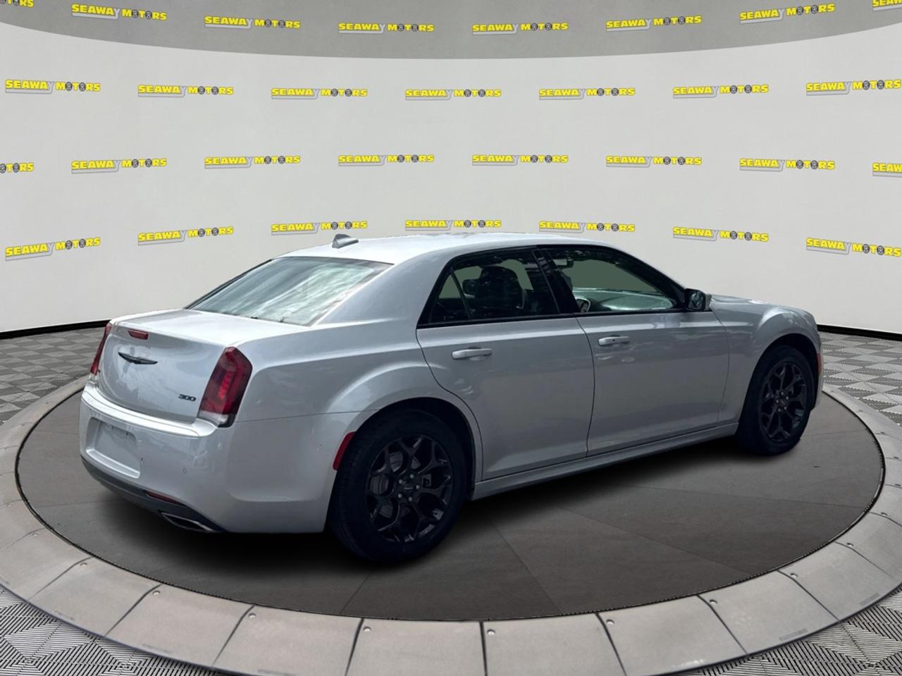 2022 Chrysler 300 300 TOURING L Photo2