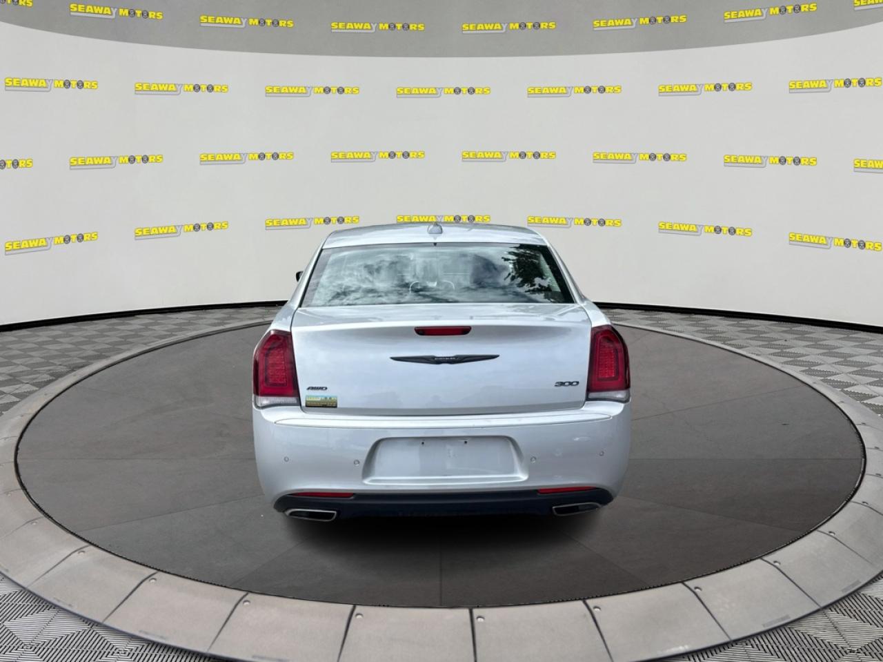 2022 Chrysler 300  - Photo #4