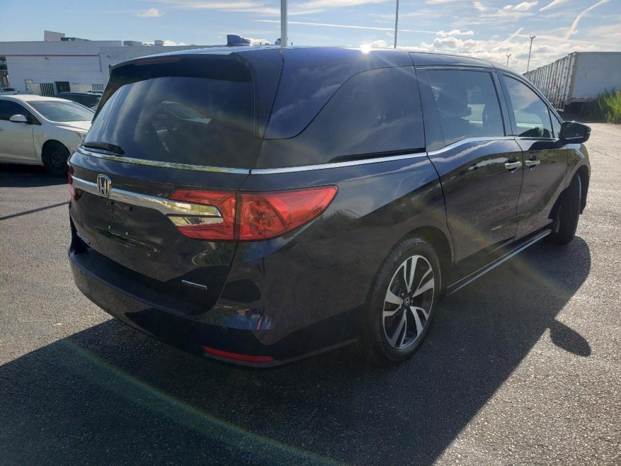 2020 Honda Odyssey Touring Auto Photo2