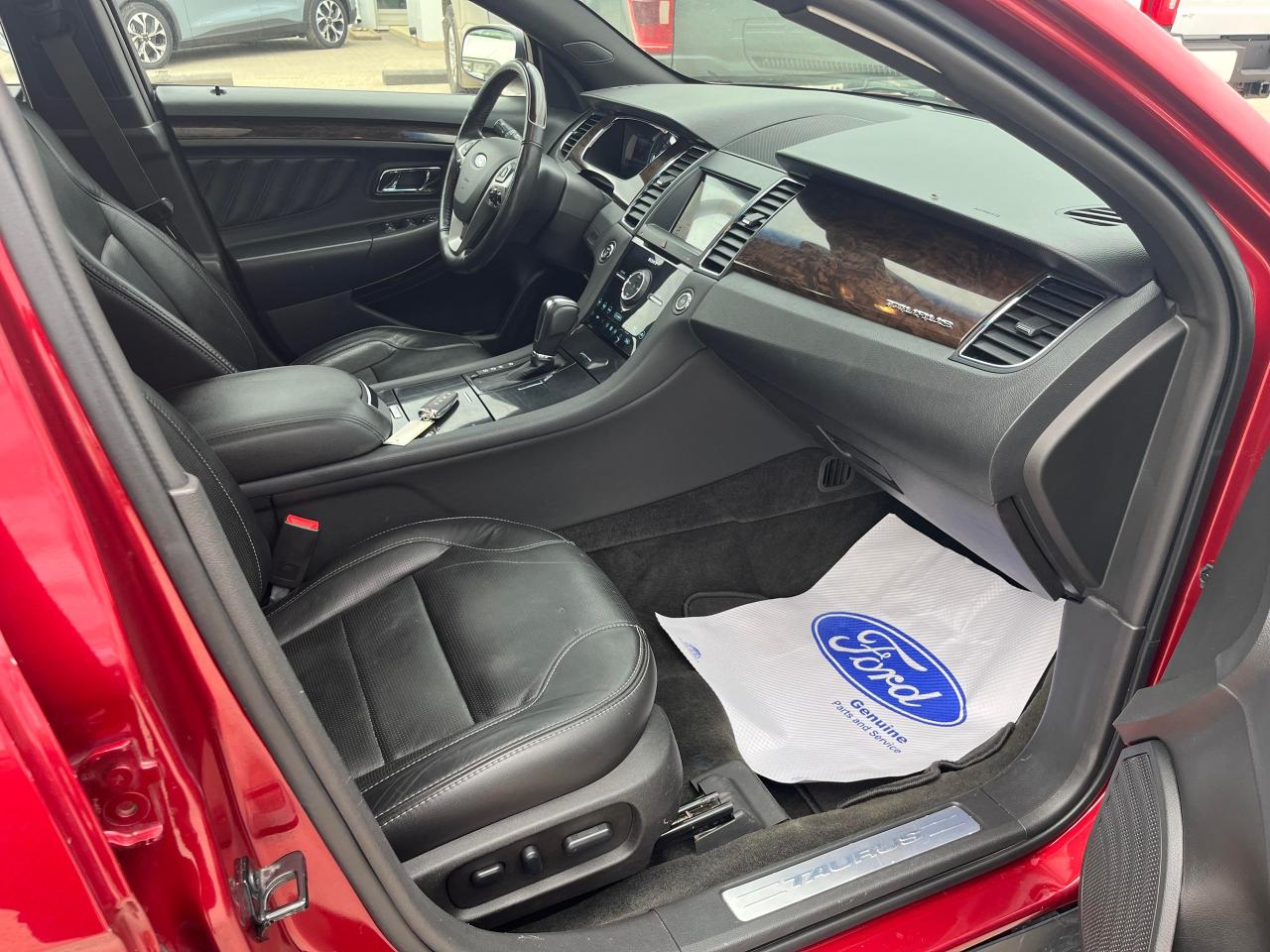 2016 Ford Taurus LIMITED 4dr Sdn  AWD Photo5