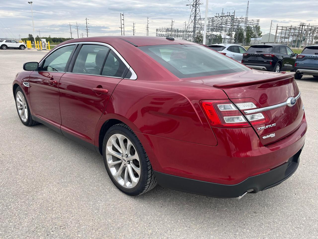 2016 Ford Taurus LIMITED 4dr Sdn  AWD Photo3