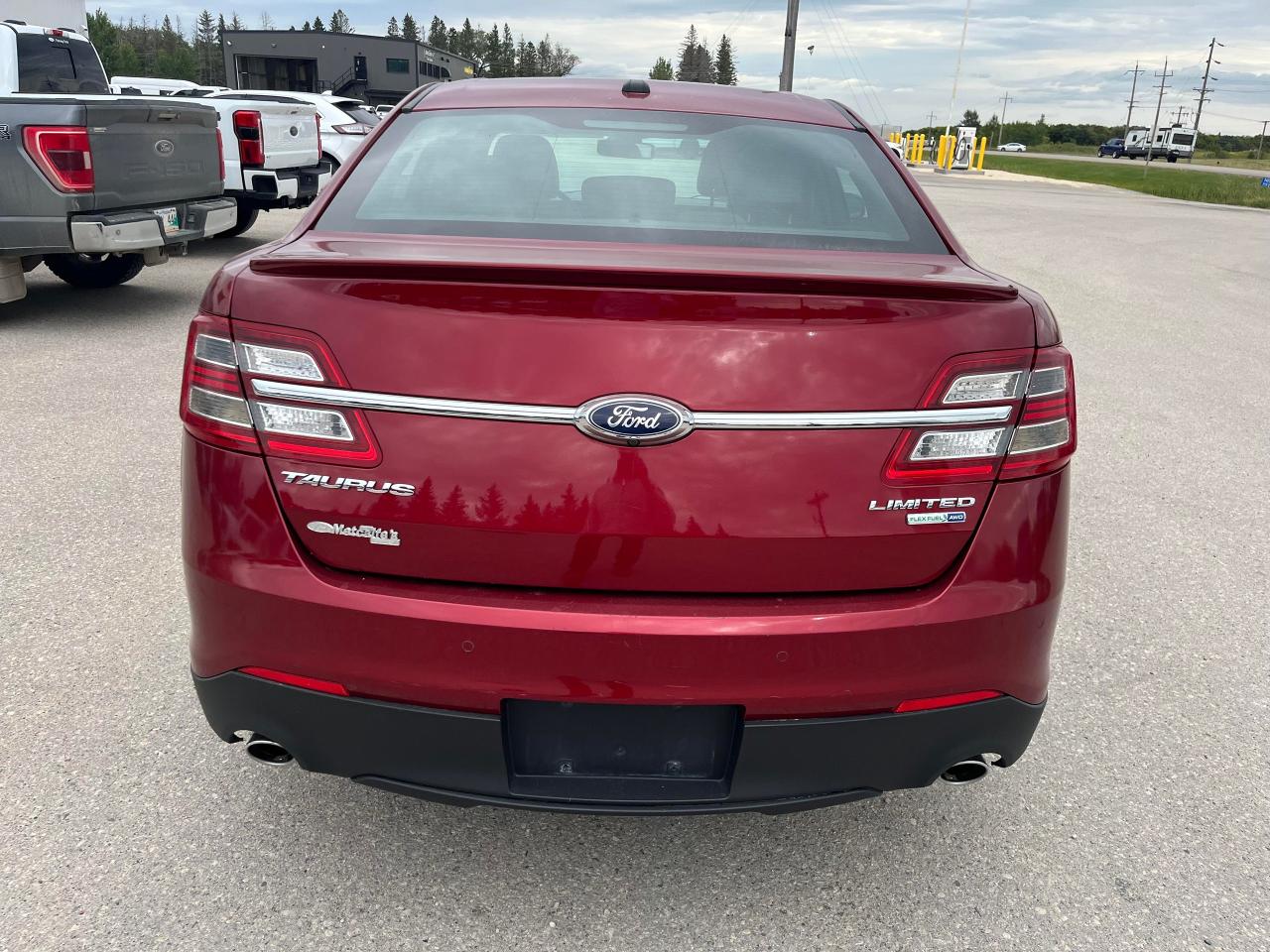 2016 Ford Taurus LIMITED 4dr Sdn  AWD Photo4