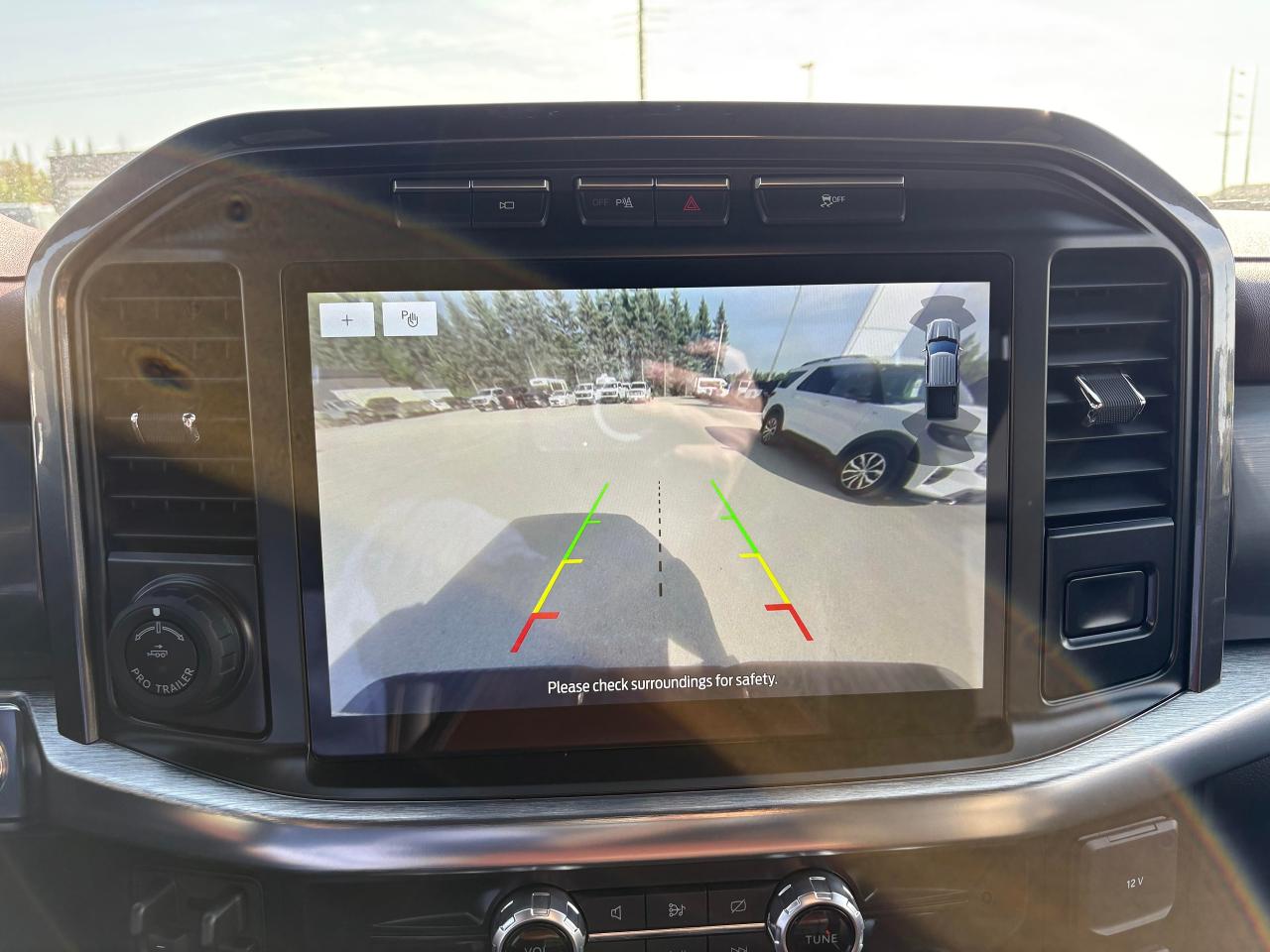 2022 Ford F-150 Lariat 4WD SuperCrew 5.5' Box Photo5