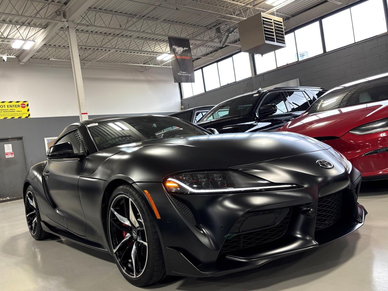 2022 Toyota Supra GR Coupe|RWD|MATTEBLACK|REDLEATHER|CARBON|NAV|JBL|HUD - Photo #2