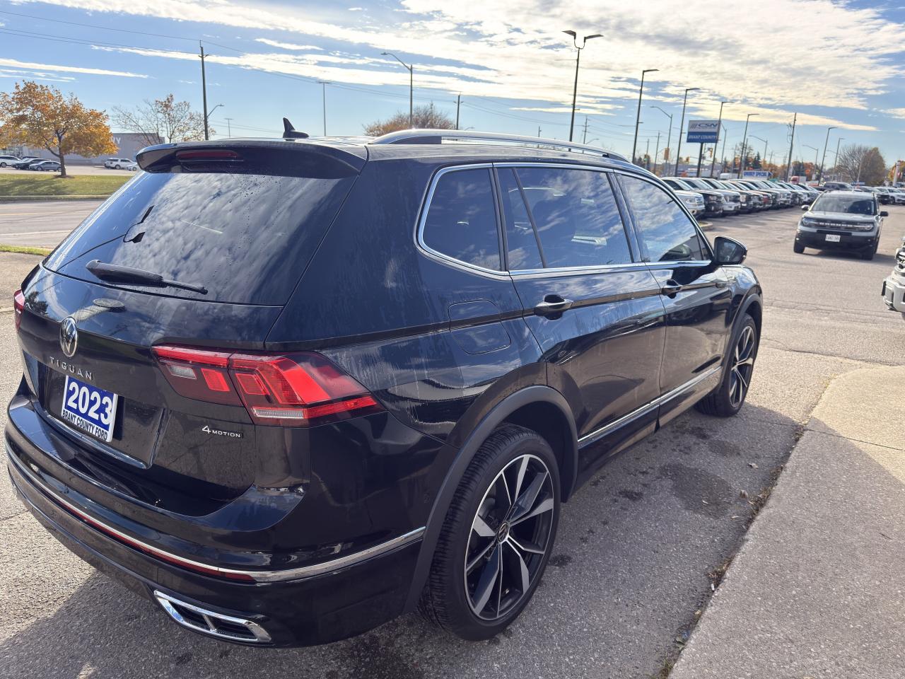 2023 Volkswagen Tiguan HIGHLINE | R-LINE | LEATHER | SUNROOF | Photo4