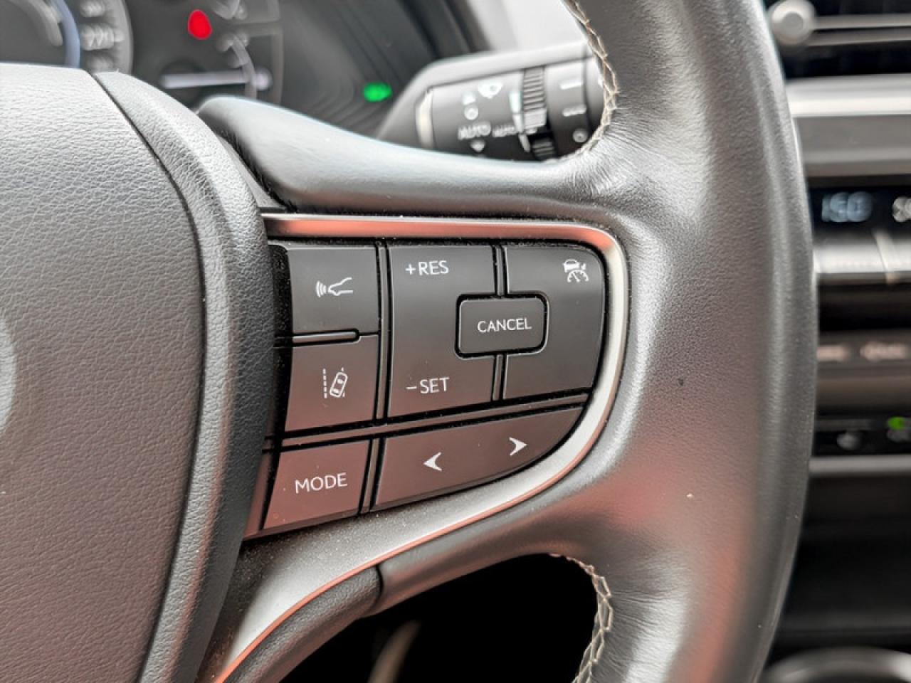 2020 Lexus UX 250h Premium  **LOW KMS - VERY CLEAN - HYBRID** Photo