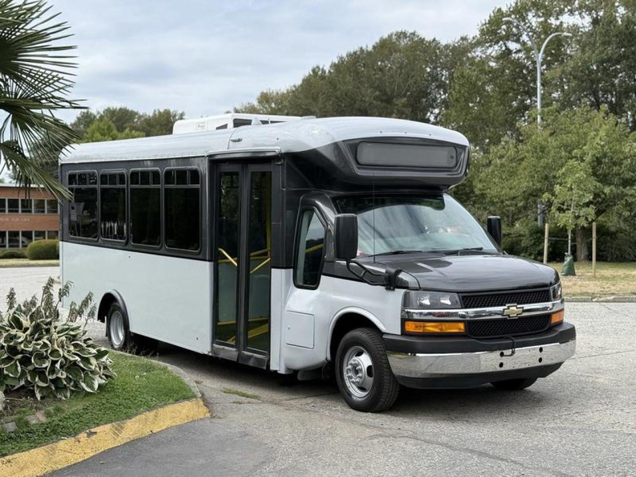 Used 2019 Chevrolet Express G4500 22-Passenger Wheelchair Accessible Bus for sale in Burnaby, BC