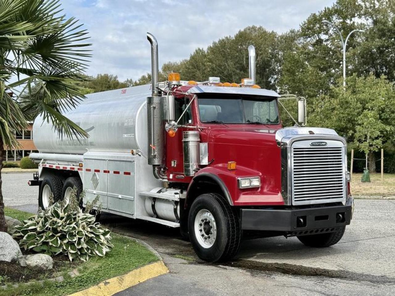 Used 2007 Freightliner FLD120 18,100-Litre Fuel Tank Truck Diesel with Air Brakes for sale in Burnaby, BC