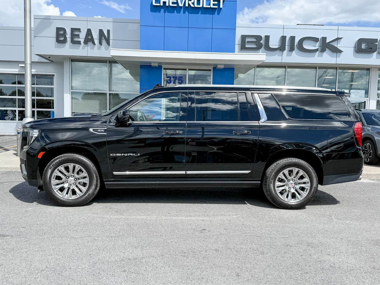 2023 GMC Yukon XL Denali PURCHASED & SERVICED HERE, 6.2L V8 ENGINE, HEATED & VENTILATED SEATS, HEATED STEERING WHEEL, REMOTE START & ENTRY, RAIN SENSING WIPERS, WIRELESS CHARGING, ADAPTIVE CRUISE CONTROL, HANDS-FREE LIFTGATE, Photo