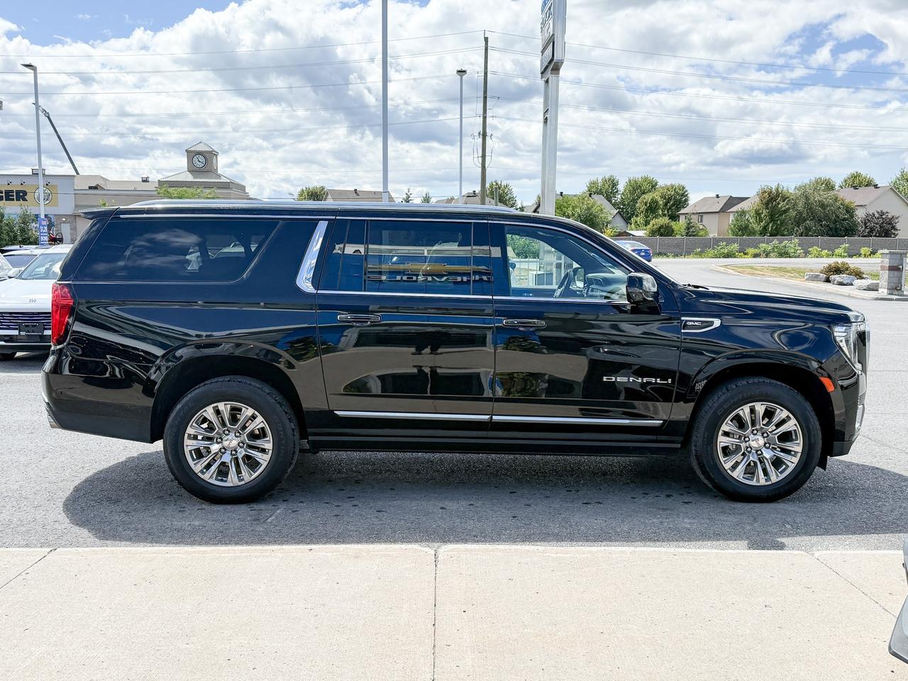 2023 GMC Yukon XL Denali PURCHASED & SERVICED HERE, 6.2L V8 ENGINE, HEATED & VENTILATED SEATS, HEATED STEERING WHEEL, REMOTE START & ENTRY, RAIN SENSING WIPERS, WIRELESS CHARGING, ADAPTIVE CRUISE CONTROL, HANDS-FREE LIFTGATE, Photo