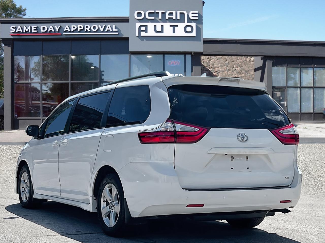 2018 Toyota Sienna LE 7-Passenger - Photo #4