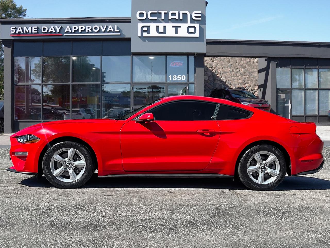 2018 Ford Mustang ECOBOOST COUPE Photo2