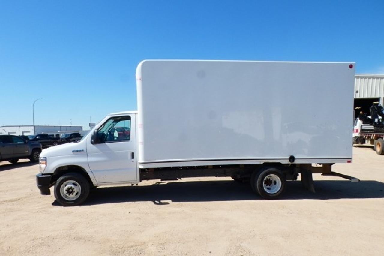 2024 Ford E-450 S/D UNICEL CUBE VAN DRW w/cloth seats - Photo #1