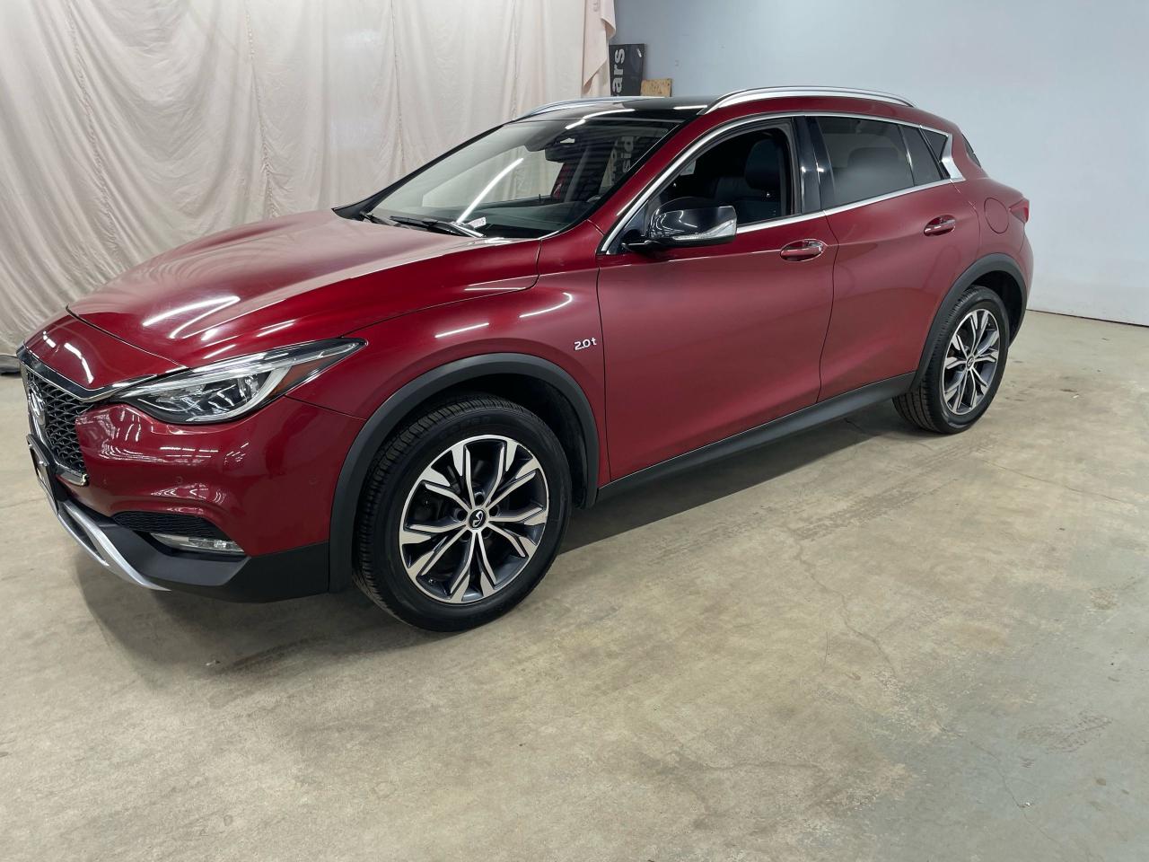 2017 Infiniti QX30 Premium Photo3