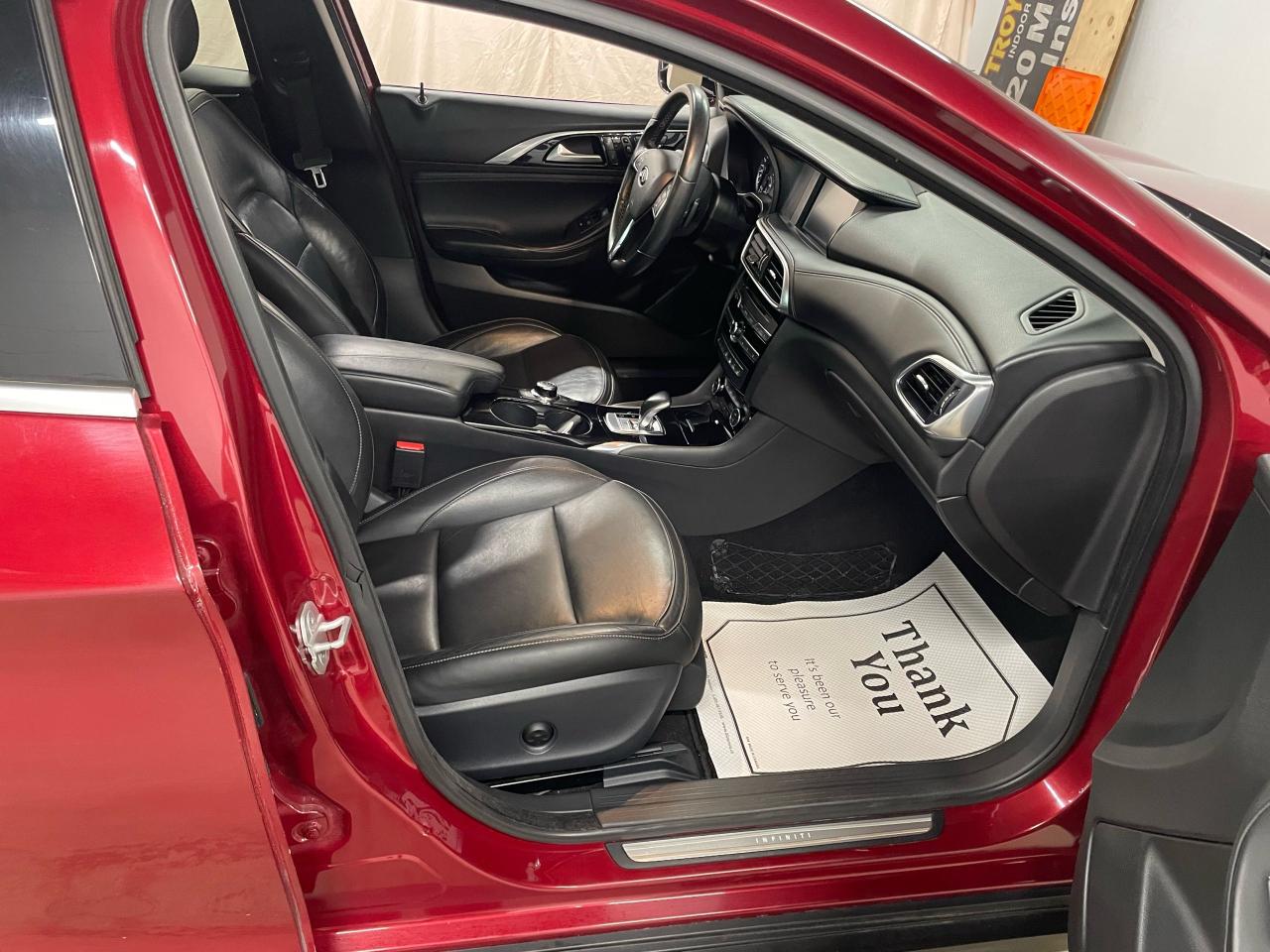 2017 Infiniti QX30 Premium Photo11