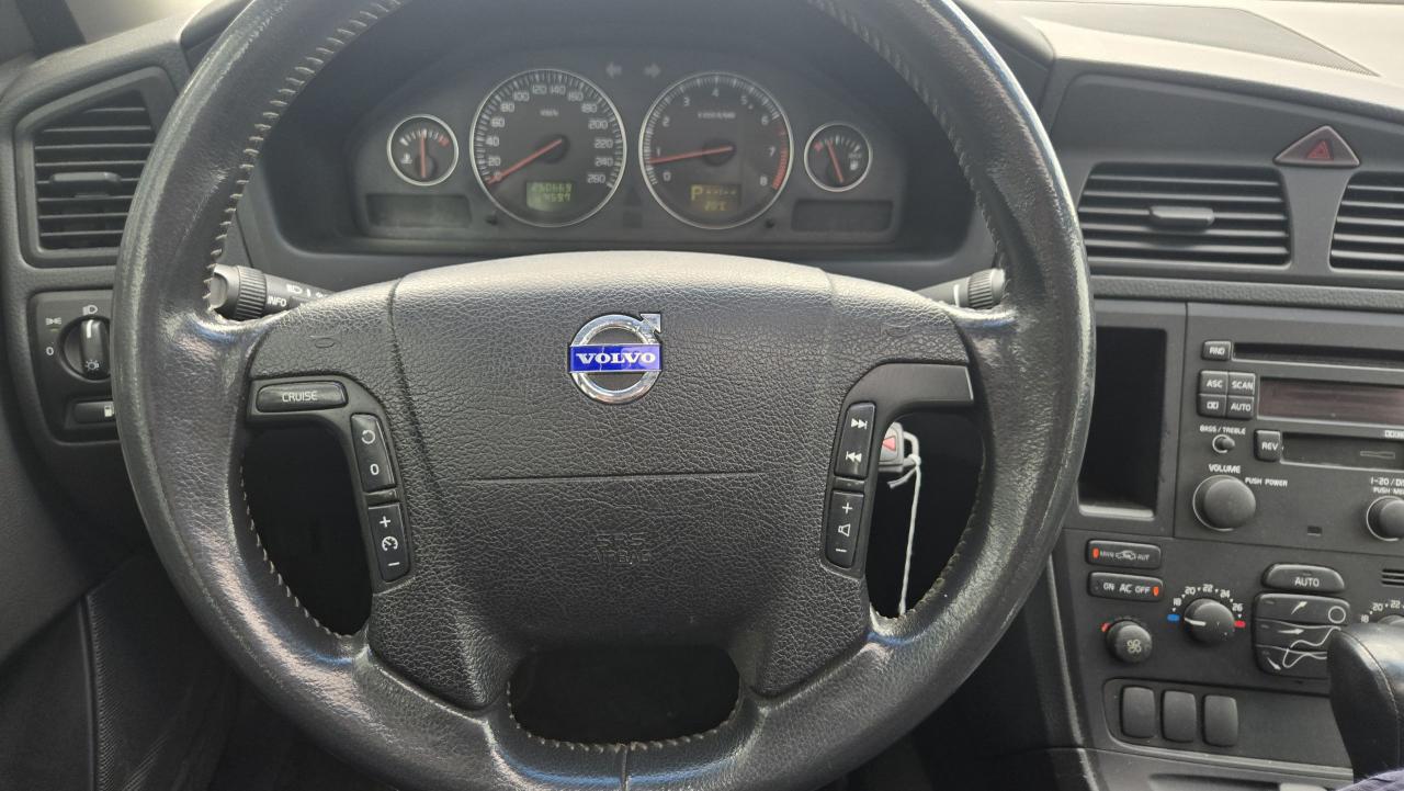 2004 Volvo V70  - Photo #12