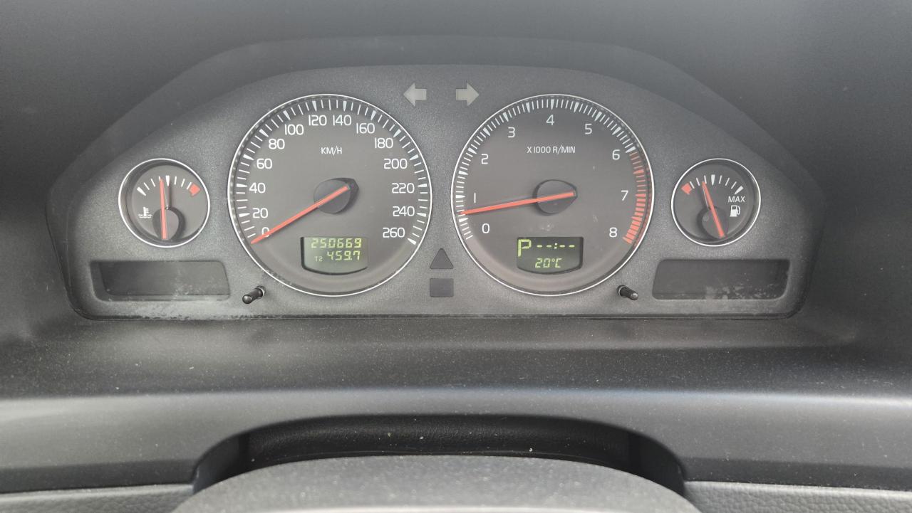 2004 Volvo V70  - Photo #11