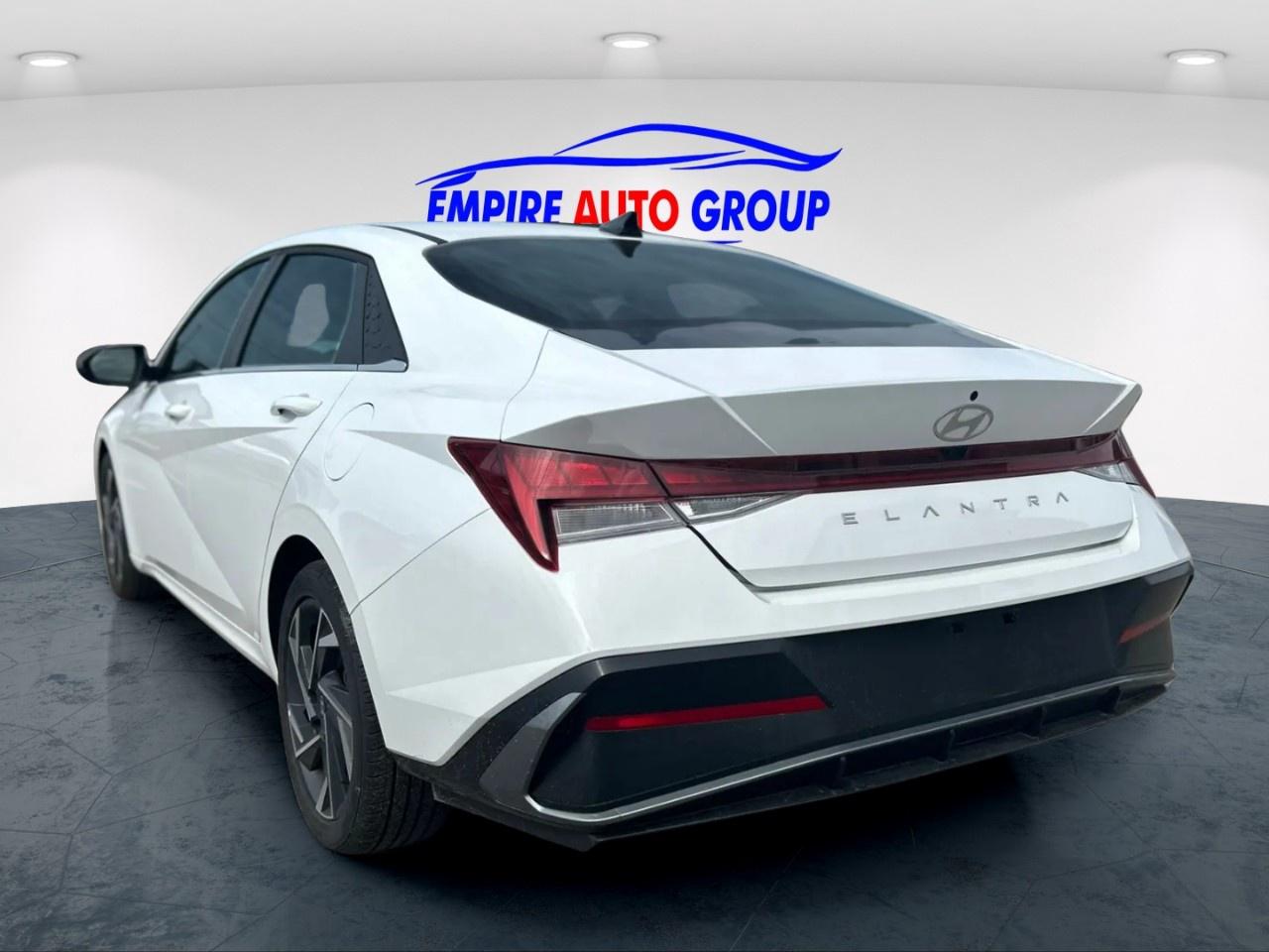 2025 Hyundai Elantra Luxury Photo4