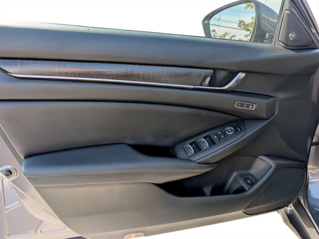 2019 Honda Accord Sedan Touring 2.0 Auto  **COOLED SEATS - SUNROOF** Photo