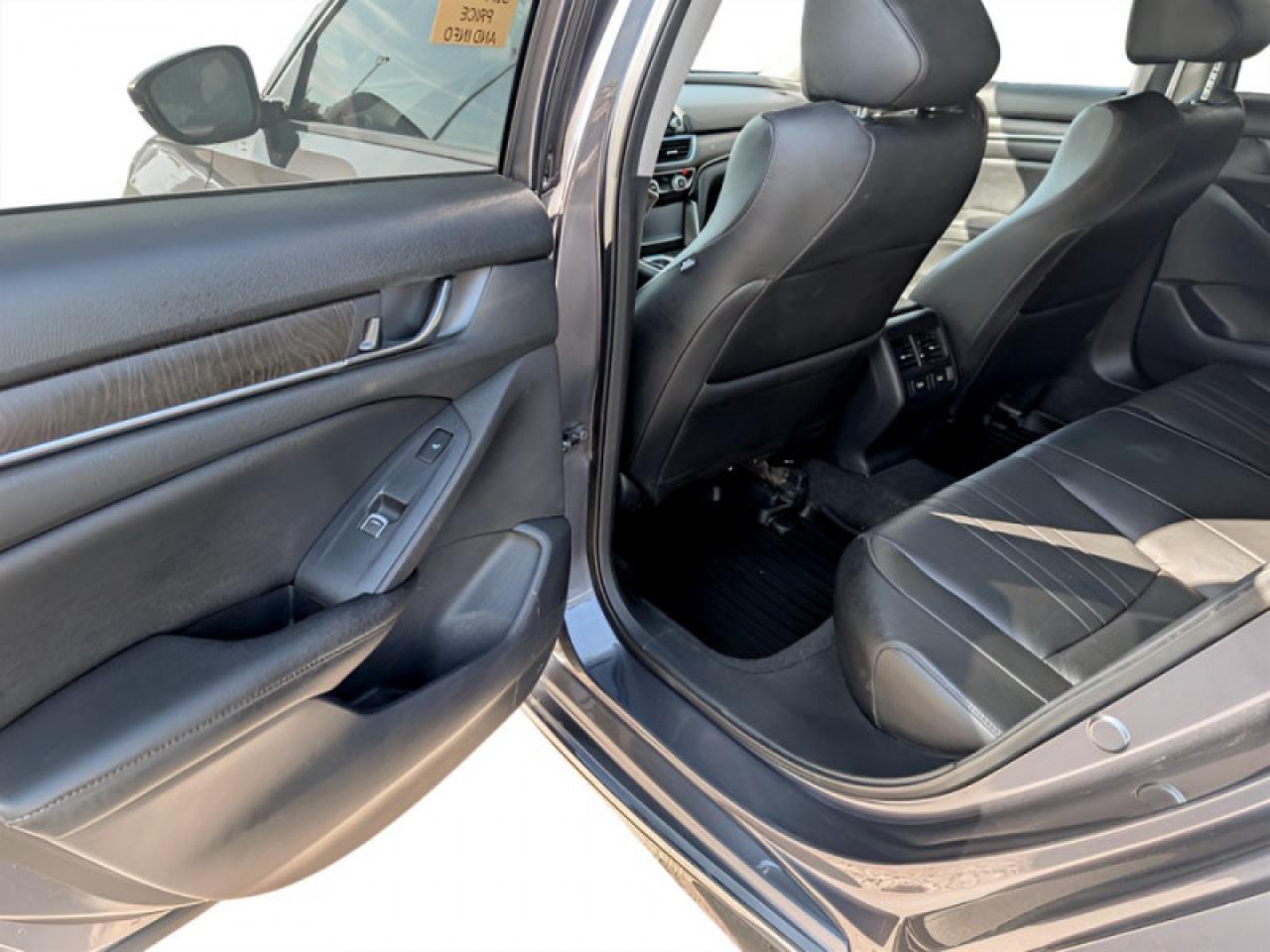 2019 Honda Accord Sedan Touring 2.0 Auto  **COOLED SEATS - SUNROOF** Photo