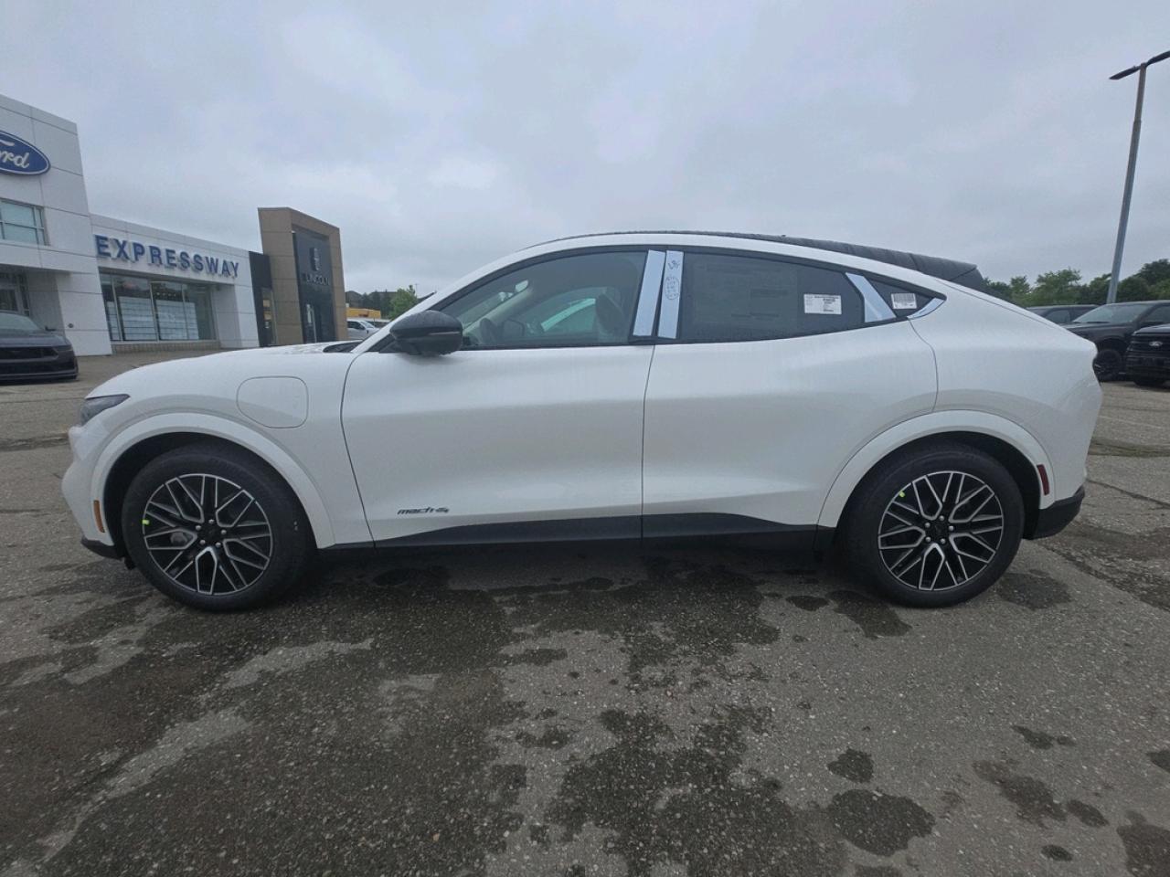 2025 Ford Mustang Mach-E PREMIUM AWD, EXTENDED RANGE, PANORAMIC ROOF Photo2
