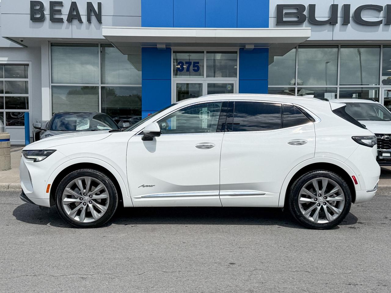 2022 Buick Envision Avenir ONE OWNER, CLEAN CARFAX, 2.0L 4CYL, MOONROOF, HEATED & VENTILATED FRONT SEATS, HEATED STEERING WHEEL, REMOTE START, REAR CAMERA MIRROR, POWER LIFTGATE, HD SURROUND VISION Photo