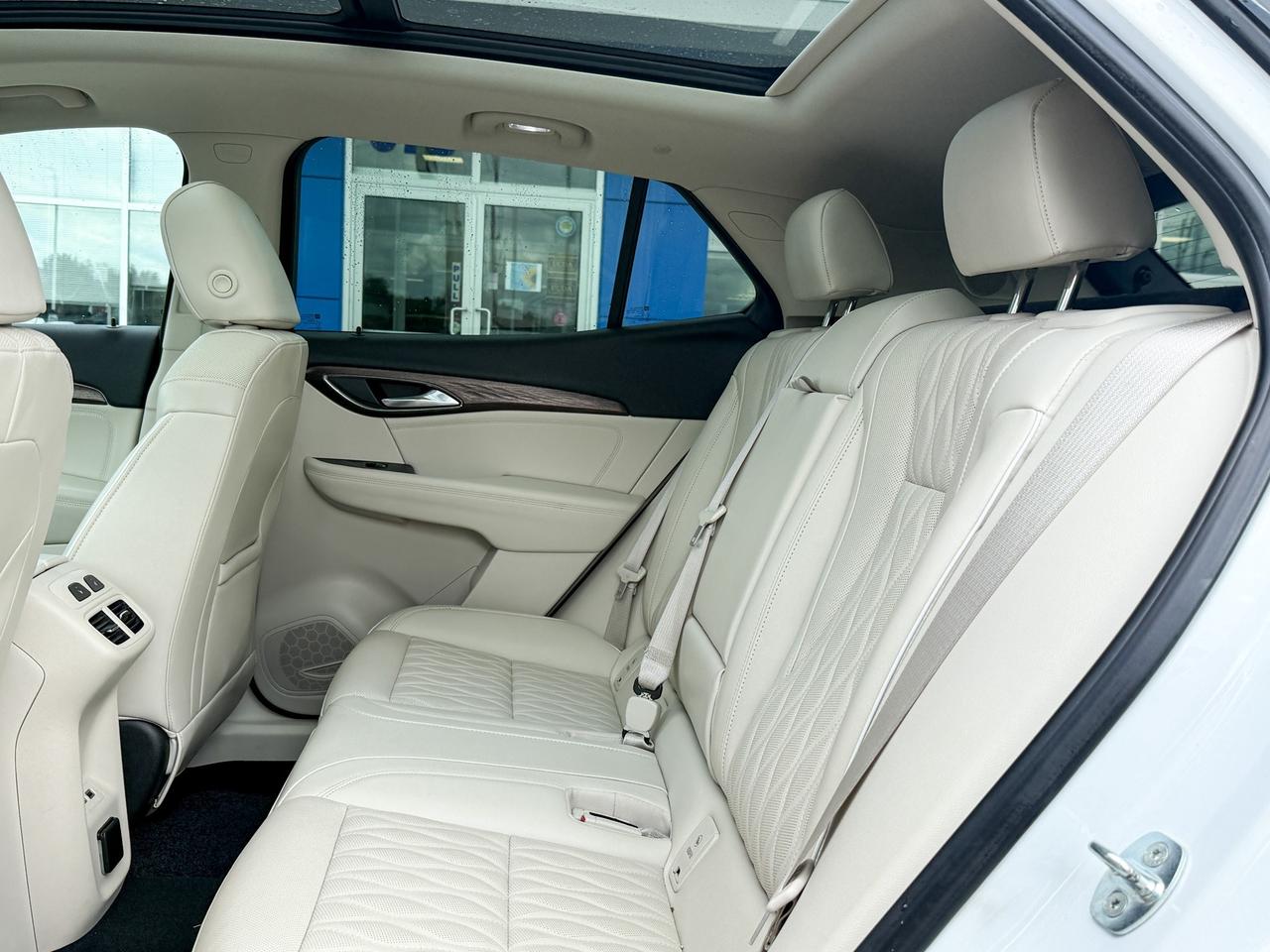 2022 Buick Envision Avenir ONE OWNER, CLEAN CARFAX, 2.0L 4CYL, MOONROOF, HEATED & VENTILATED FRONT SEATS, HEATED STEERING WHEEL, REMOTE START, REAR CAMERA MIRROR, POWER LIFTGATE, HD SURROUND VISION Photo