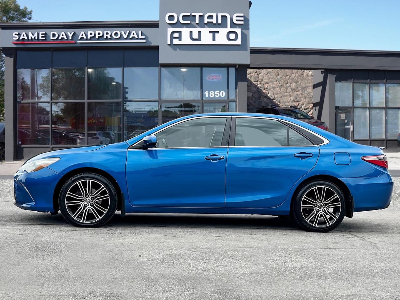 2016 Toyota Camry SE - Photo #3